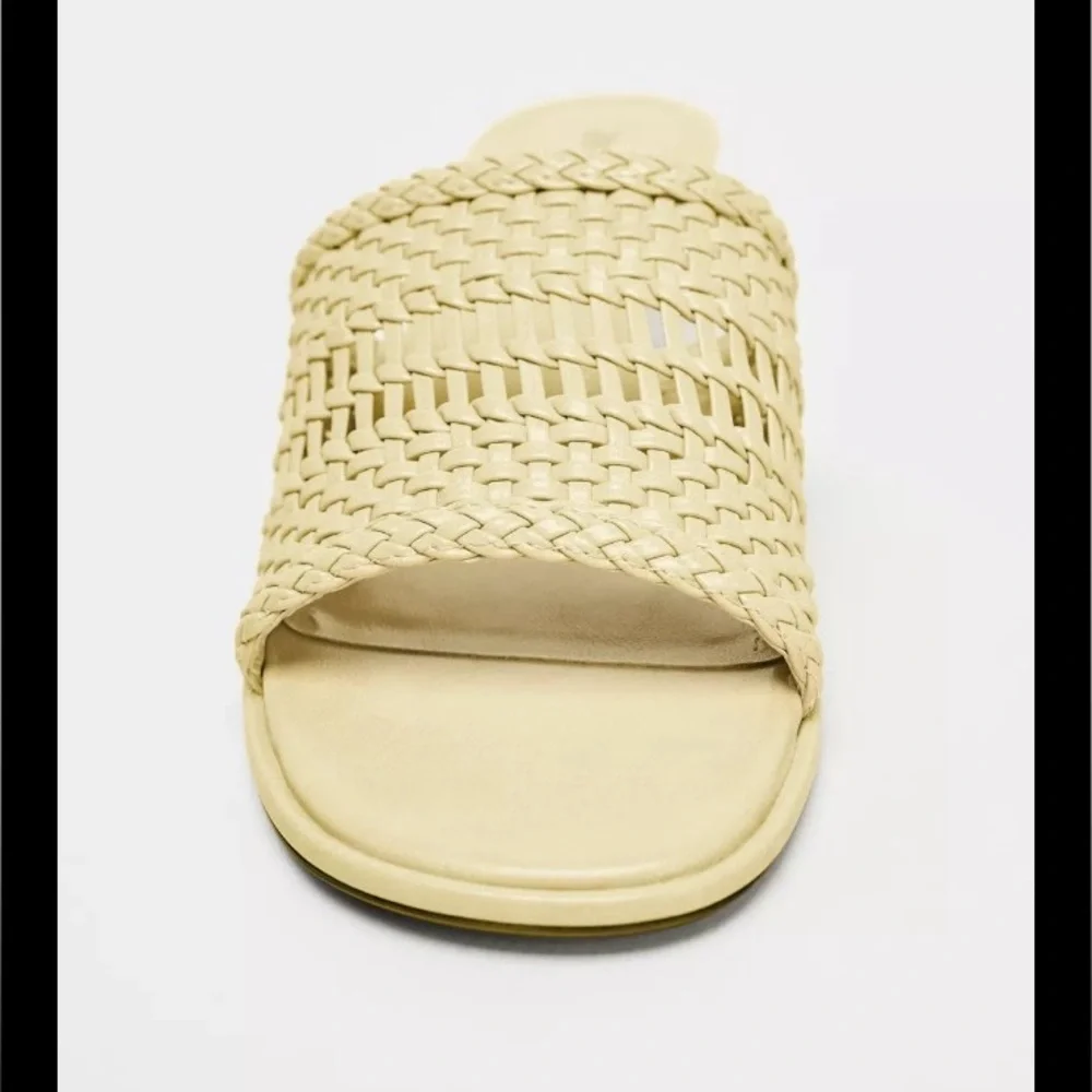 Zara, Braided Upper Mules, sandals, Vanilla yellow, size 9 - Picture 4 of 6